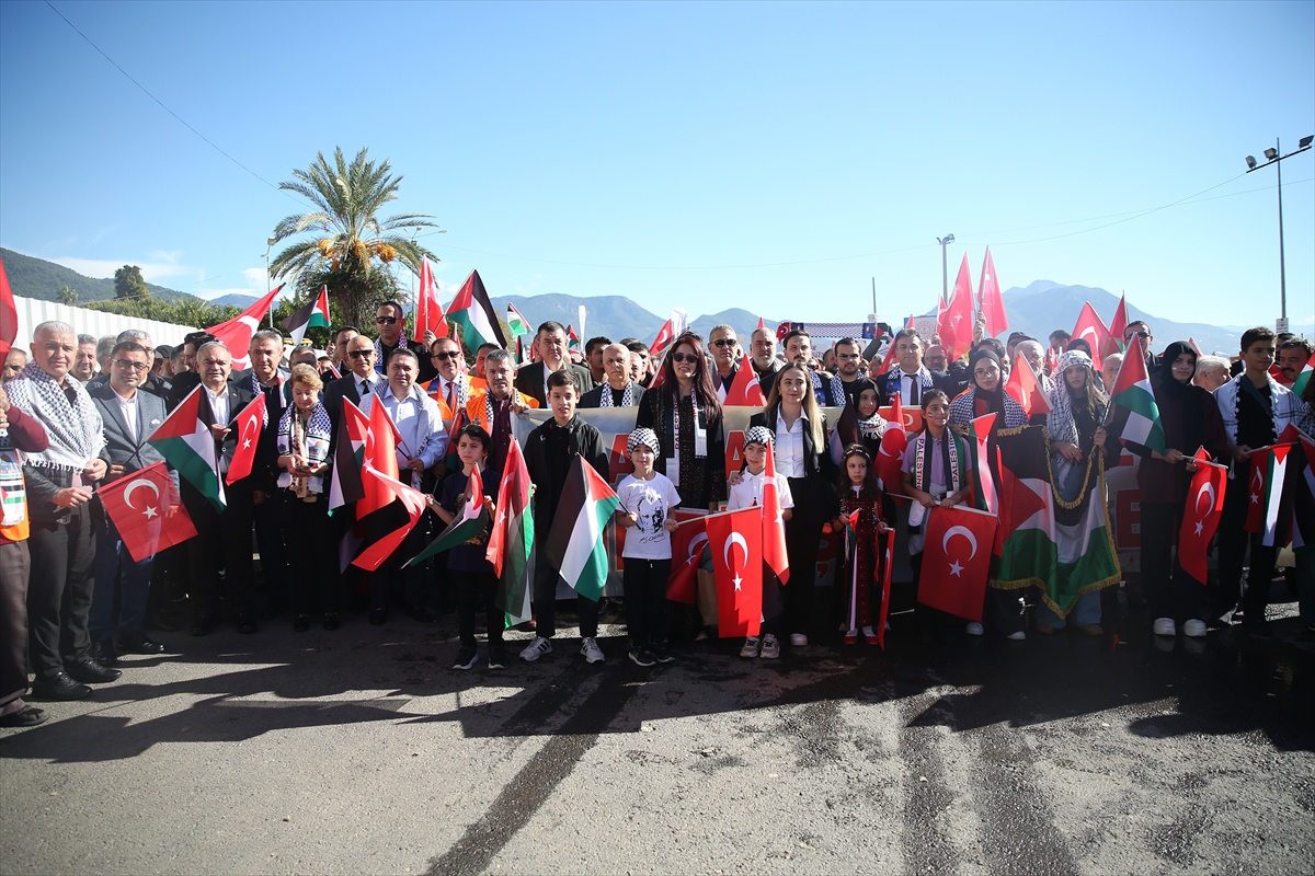 Alanya'da öğrenciler ve vatandaşlar Gazze için slogan atmadan yürüdü