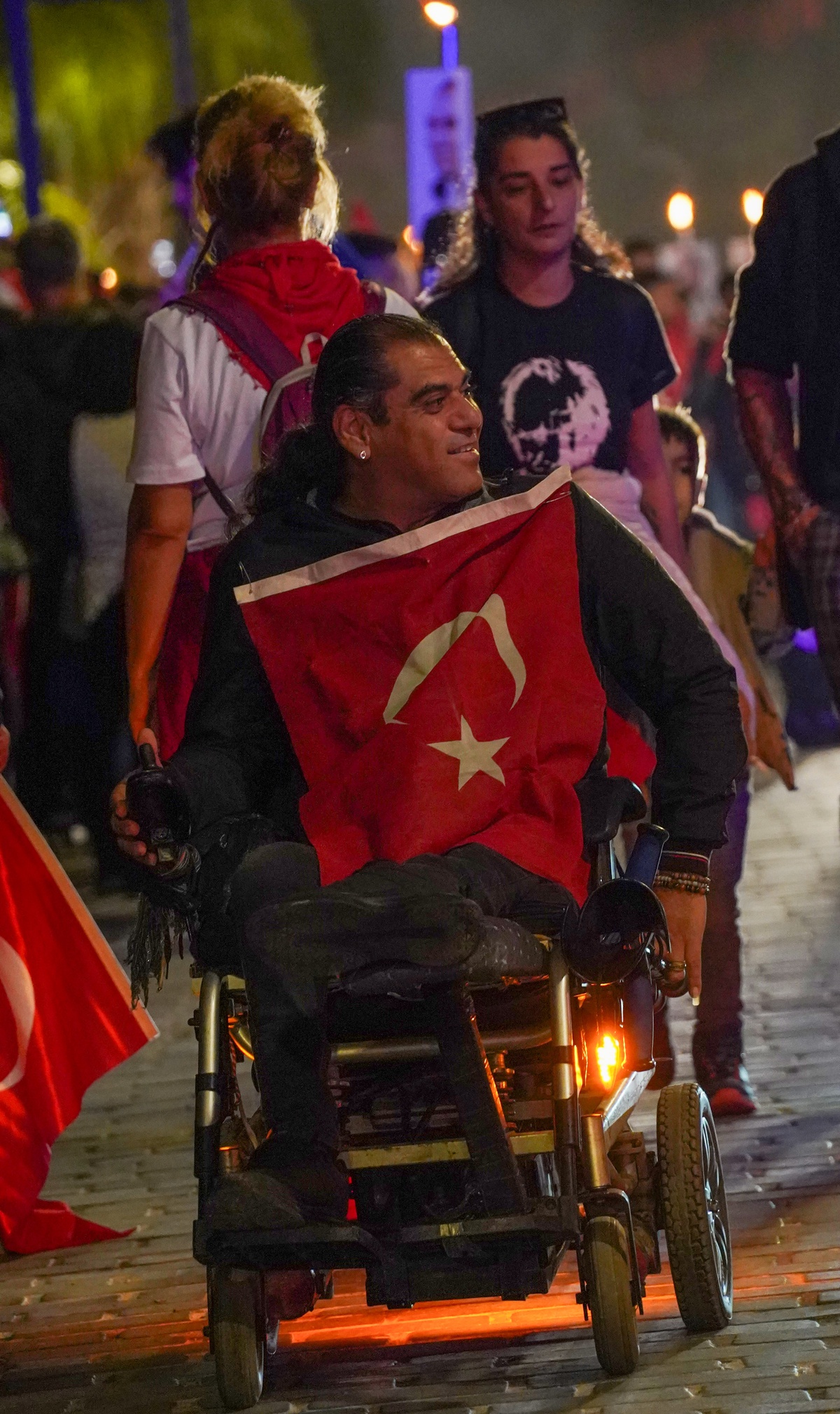 Antalya'da Cumhuriyet'in 103'üncü yılında Fener Alayı'nda binlerce kişi yürüdü