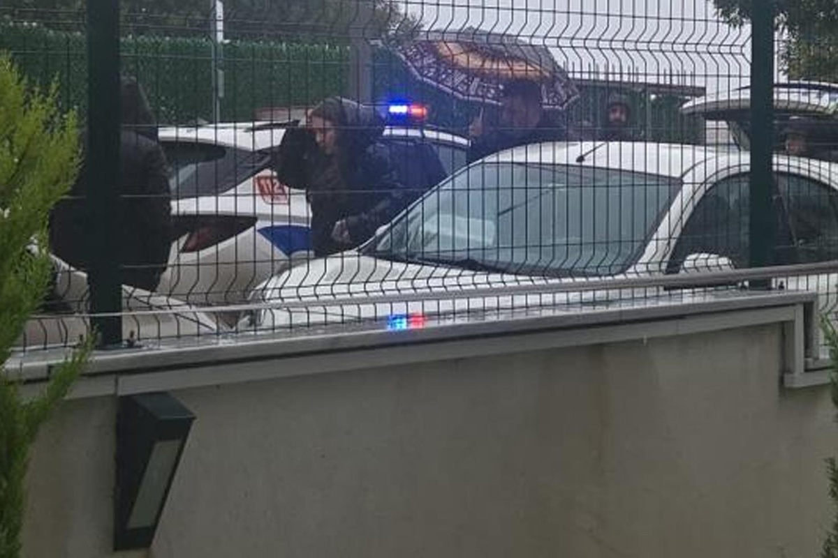 İstanbul'da okul önünde silahlı kavga! Bekçi, veliyi vurdu