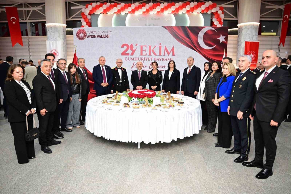 Aydın'da 103. yıl Cumhuriyet resepsiyonuna il protokolü eksiksiz katıldı