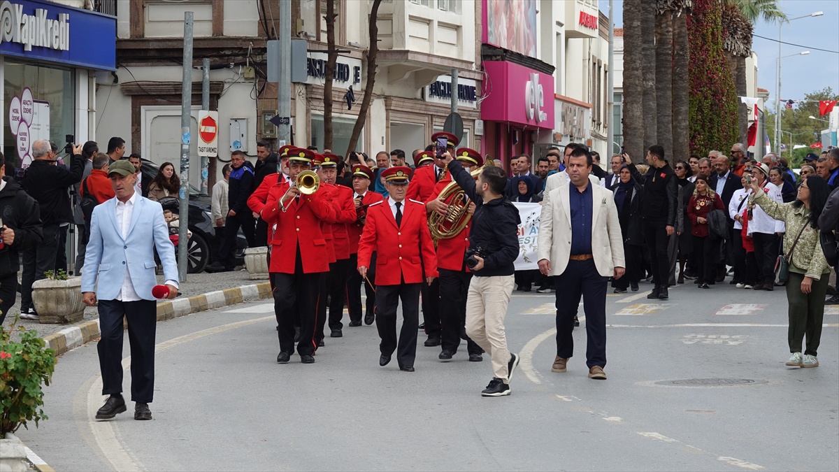 Balıkesir Ayvalık'ta 21. Zeytin Hasadı ve Turizm Festivali kortejle başladı