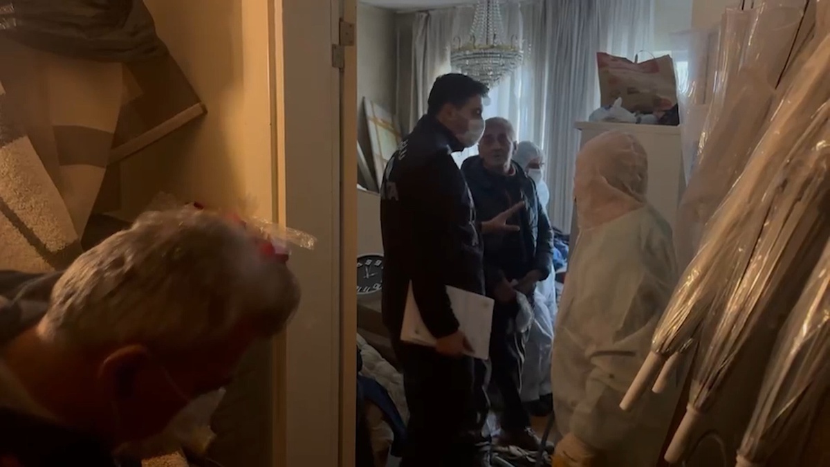 Cihangir'de kötü koku ihbarıyla girilen evden 4 ton atık çıktı! Ev sahibi uzun süredir biriktirmiş