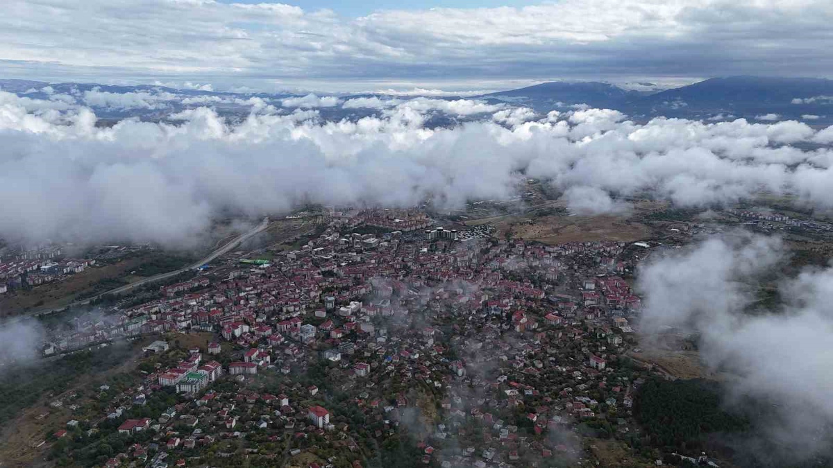Bingöl'de yağışların ardından alçak kesimlere inen bulutlar dronla görüntülendi