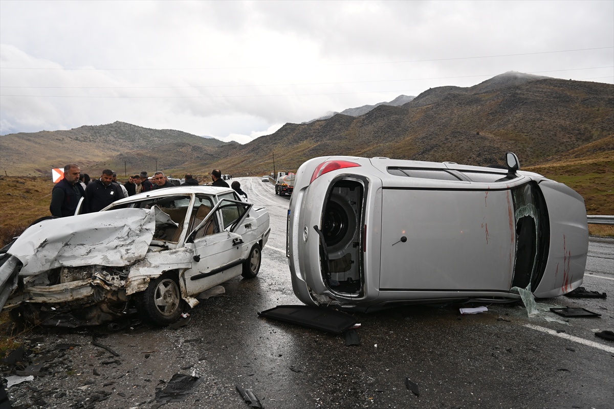Bitlis Yolalan'da yağışla kayganlaşan yolda iki otomobil çarpıştı, 5 kişi yaralandı