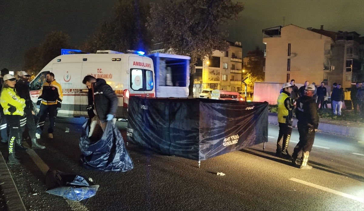 Bursa'nın İnegöl ilçesinde yolun karşısına geçen kişi otomobilin çarpmasıyla öldü