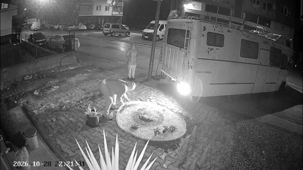Bursa'da kiracı kadından 4 yıllık yıldırma iddiası! Mülk sahibinin kardeşinin gece yaptıkları kamerada