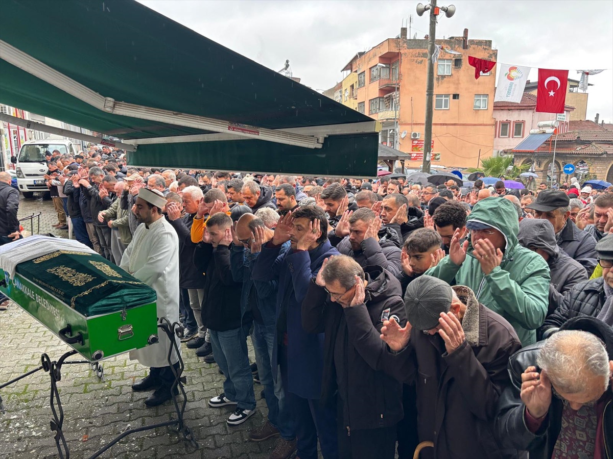 Çanakkale'de aydınlatma direğine çarpan otomobilde ölen 2 kişi toprağa verildi
