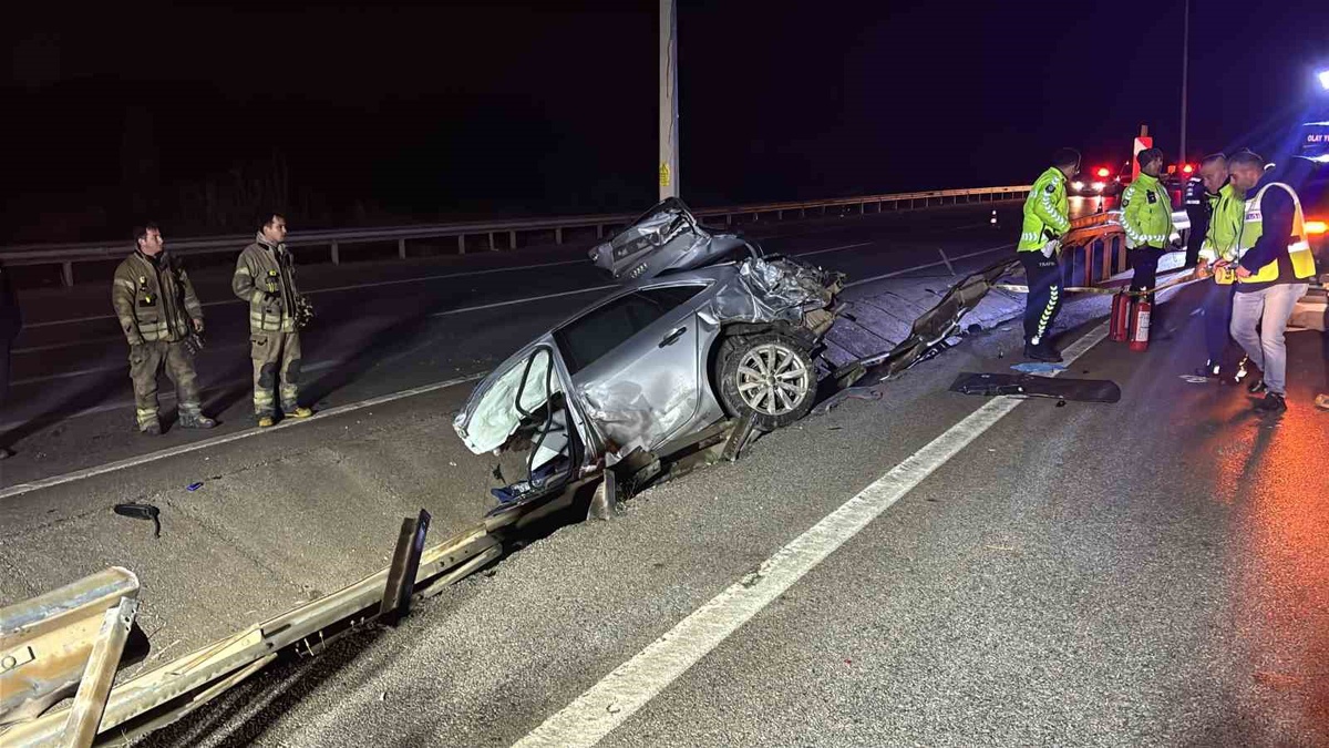Çanakkale'de feci kaza! Direğe çarpan otomobil ikiye ayrıldı, 2 genç hayatını kaybetti