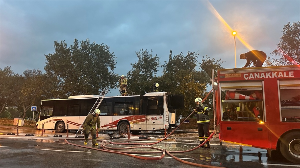 Çanakkale'de servis dışı halk otobüsünün motorunda çıkan yangını itfaiye söndürdü
