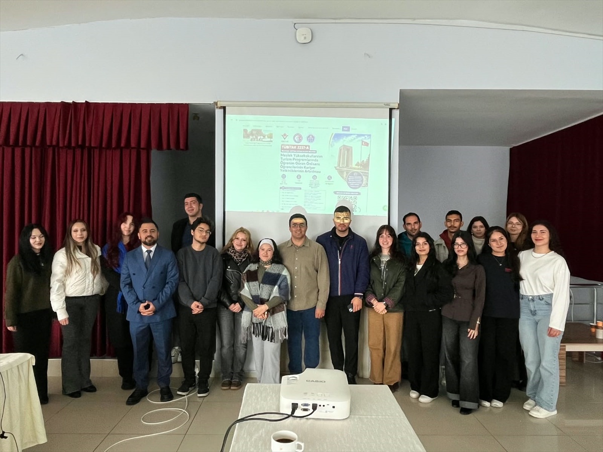ÇOMÜ'de turizm ön lisans öğrencileri için TÜBİTAK destekli kariyer eğitimi tamamlandı