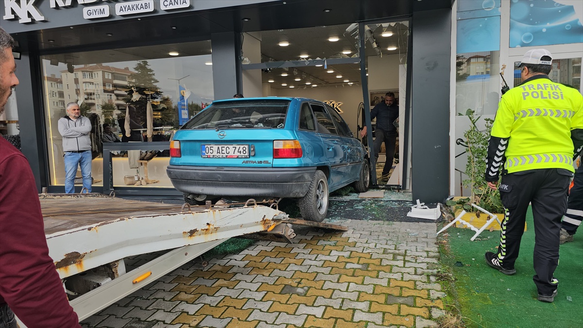 Çorum'da mağazaya giren otomobilin ardından çıkan kavgada baba ve kızı yaralandı