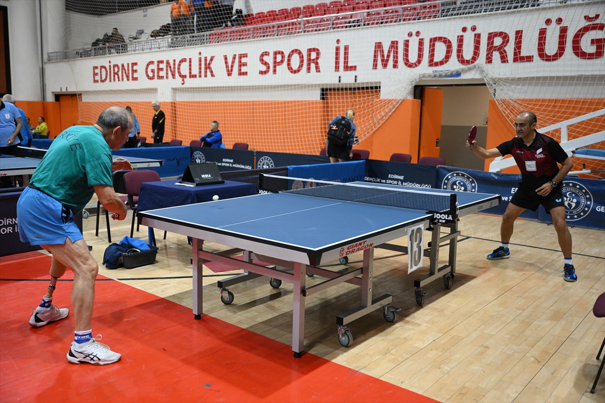 Edirne'de Veteranlar Balkan Masa Tenisi Şampiyonası 230 sporcuyla başladı.