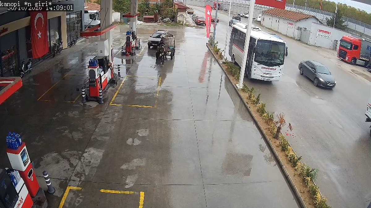 Edirne'de yakıtı biten araç, at arabasıyla 2 kilometre çekilip istasyona ulaştırıldı