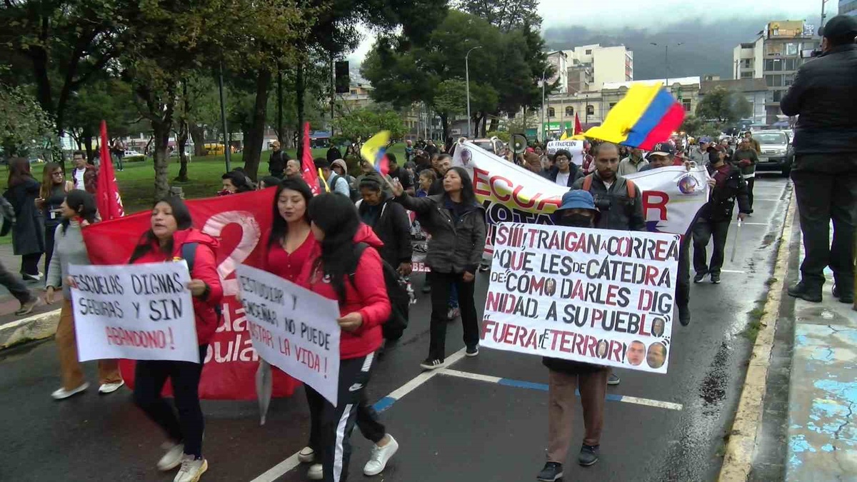 Ekvador'da yaklaşık 100 kişi Noboa hükümetini başkent Quito'da protesto etti