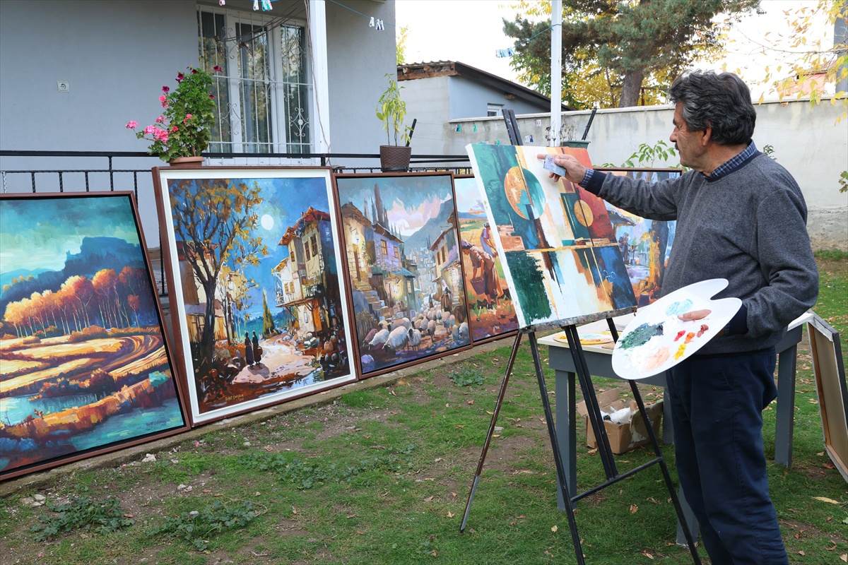 Emekli öğretmen Rıfat Çalışkan, yarım asrı aşkın tutkuyla evini galeriye çevirdi