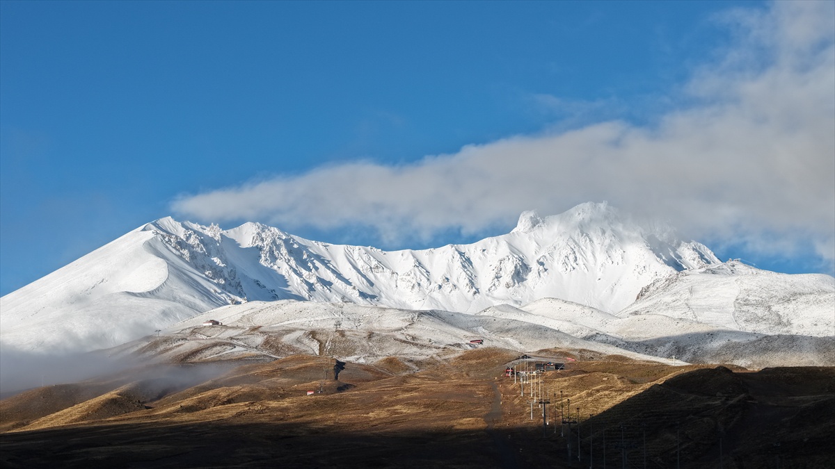 Erciyes Dağı'nda kar etkili oldu, sıcaklık sıfırın altına düştü
