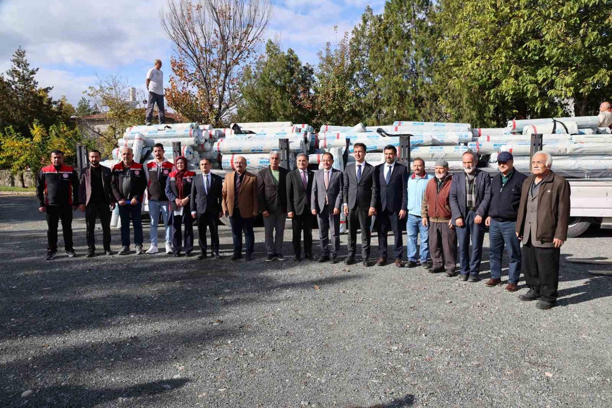Erzincan'da 28 üreticiye 15 bin 579 kilogram sera örtüsü desteği verildi