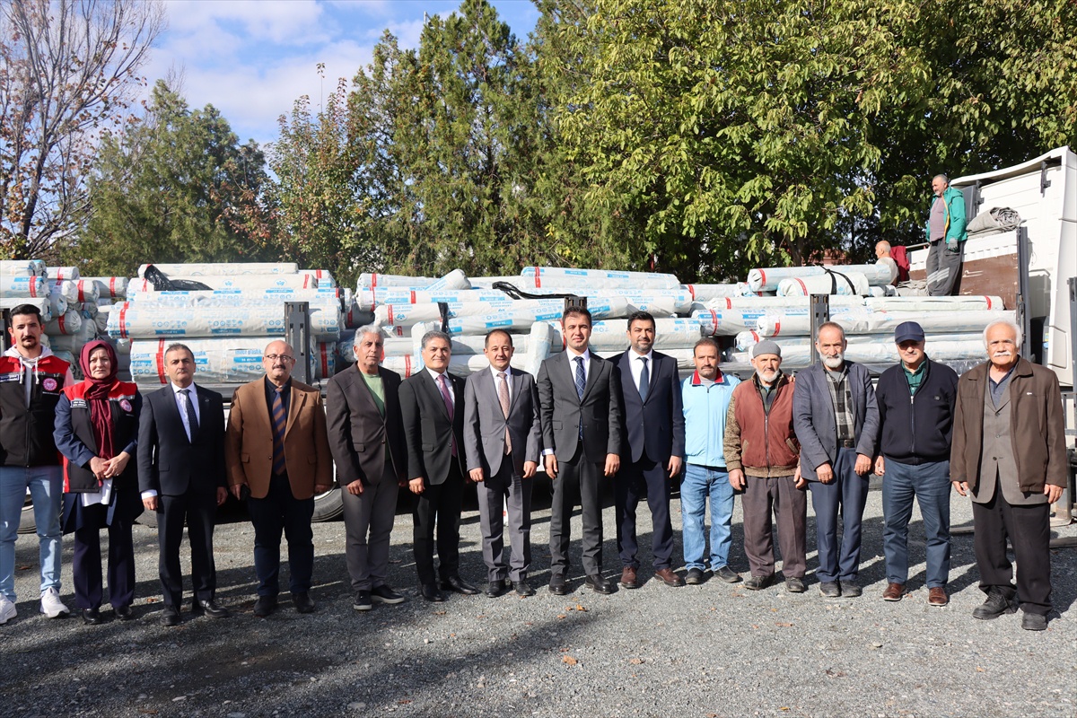 Erzincan'da 28 üreticiye yüzde 50 hibe ile 15 ton sera örtüsü dağıtıldı