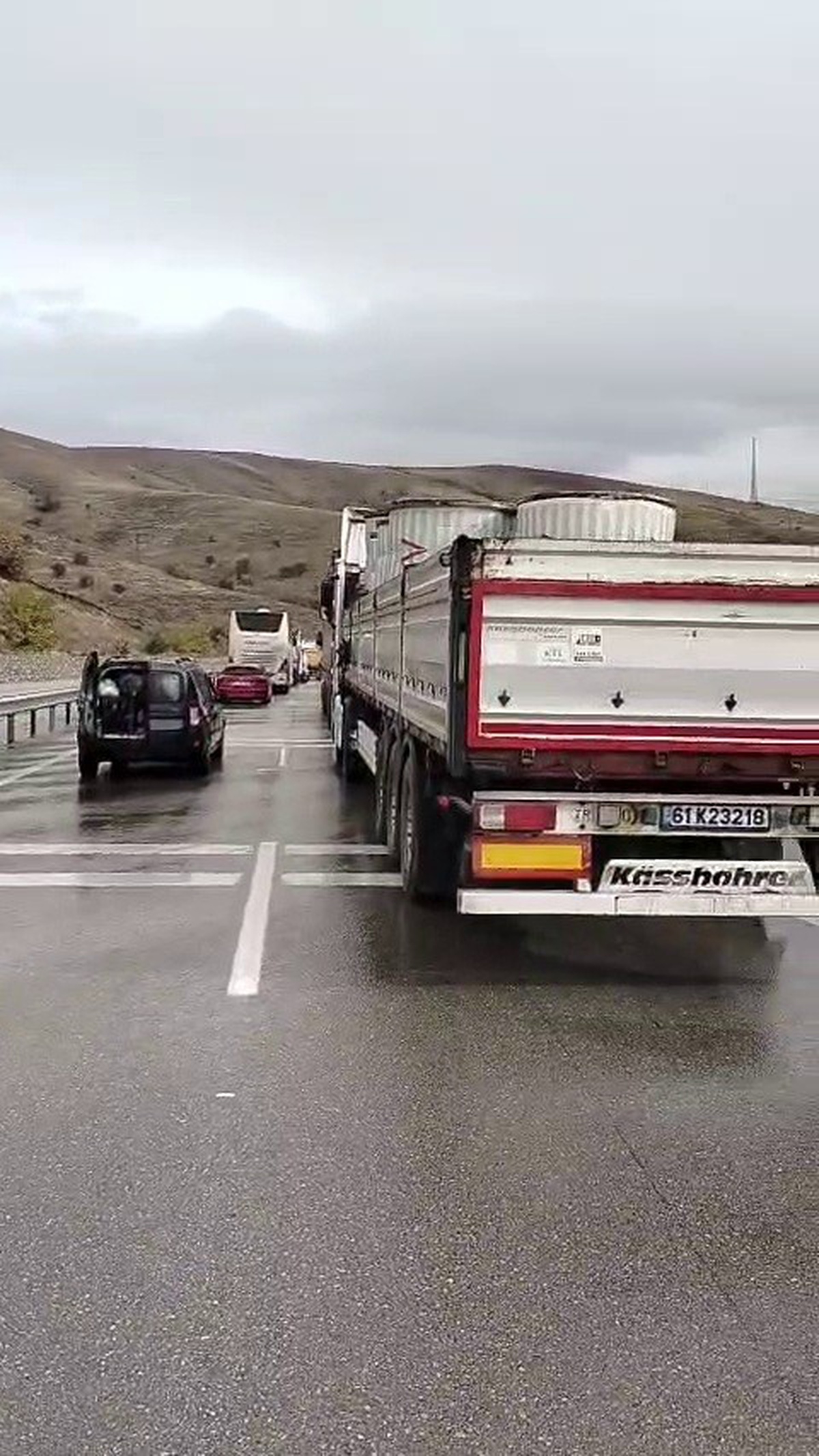 Erzurum-Erzincan yolunda iki tır çarpıştı, lojistik hat trafiğe kapandı
