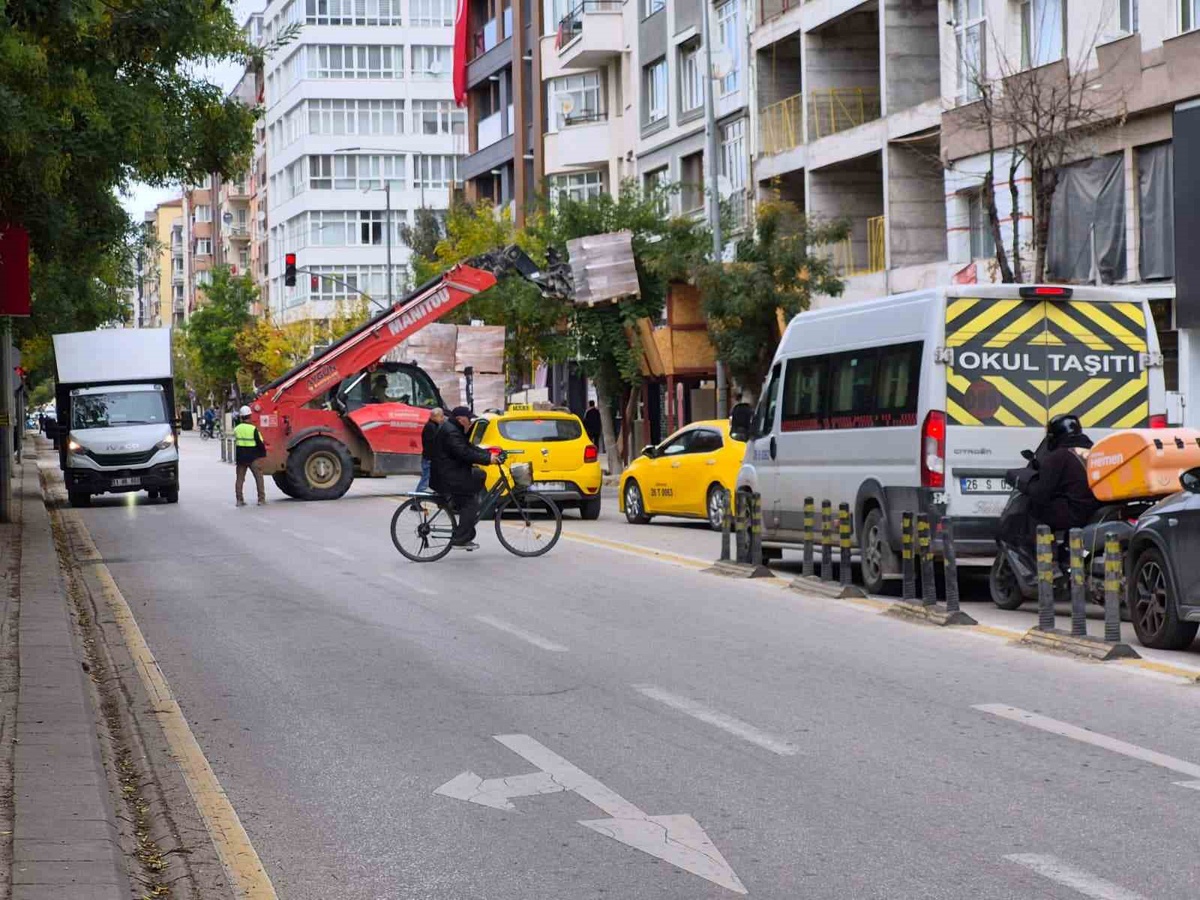 Eskişehir Odunpazarı'nda inşaat malzemesi sevkiyatı trafiği aksattı