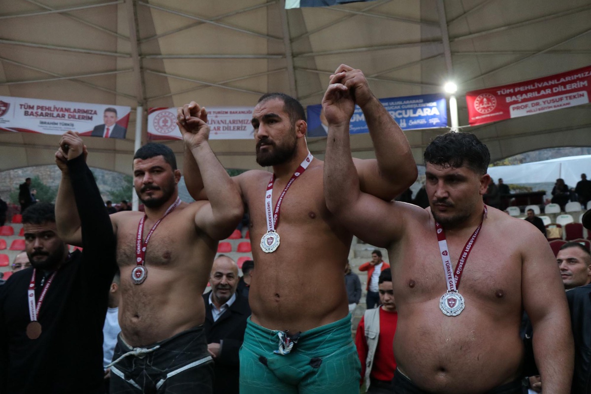 Feyzullah Aktürk, Erzurum Uzundere'de 103. Karakucak Güreşleri'nde başpehlivan oldu