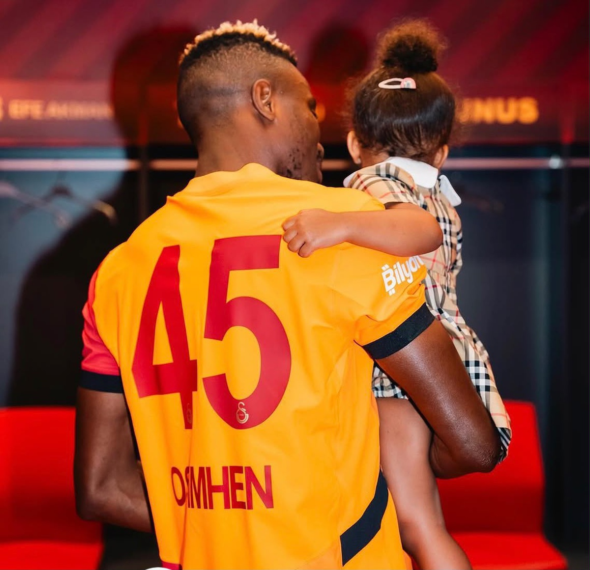 Galatasaray, Osimhen ve Stefanie'nin kızı Liora Audrey için tebrik paylaşımı yaptı