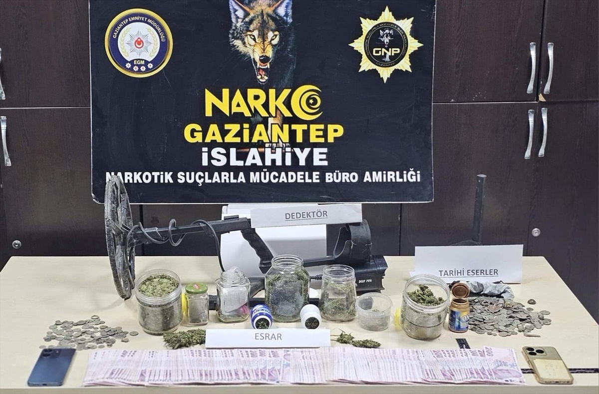 Gaziantep İslahiye'de polis operasyonunda 495 sikke ve 260 gram uyuşturucu bulundu
