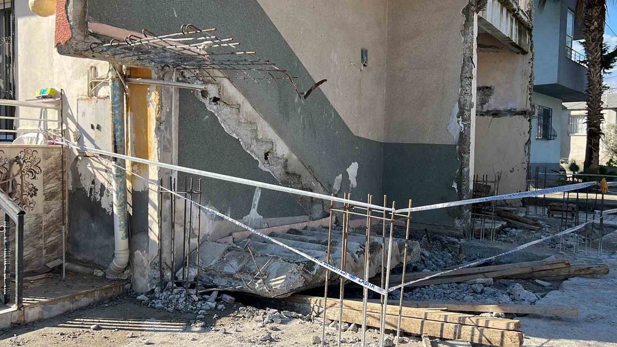 Depremde eşini ve 2 kızını kaybetmişti! Mersin'de çöken merdivenin altında kalan işçi öldü