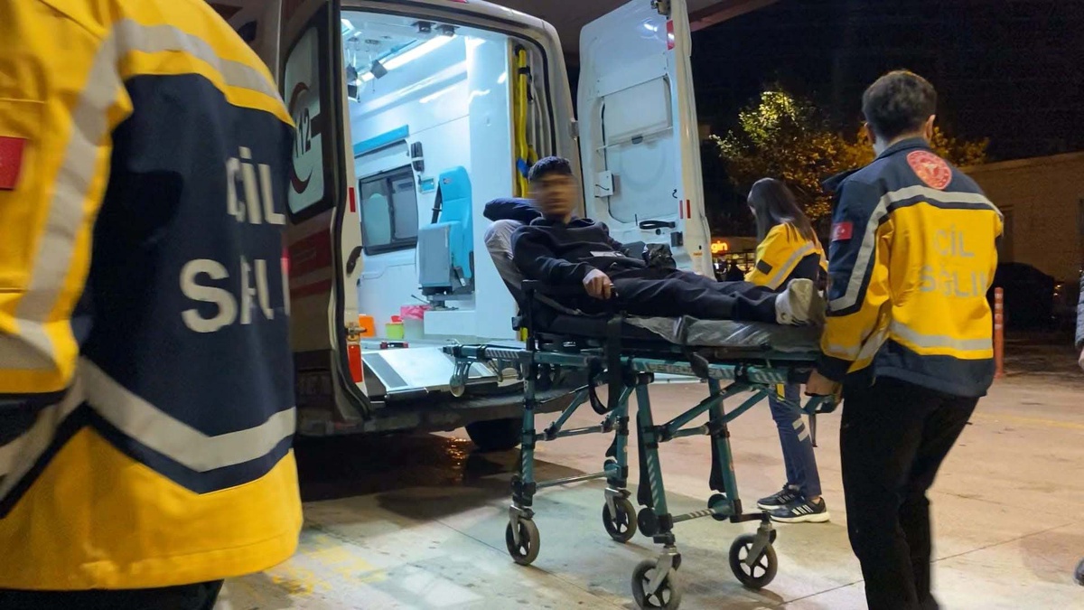 İnegöl'de topunu almak için duvara tırmanan genç dikenli tellere saplanıp ağır yaralandı