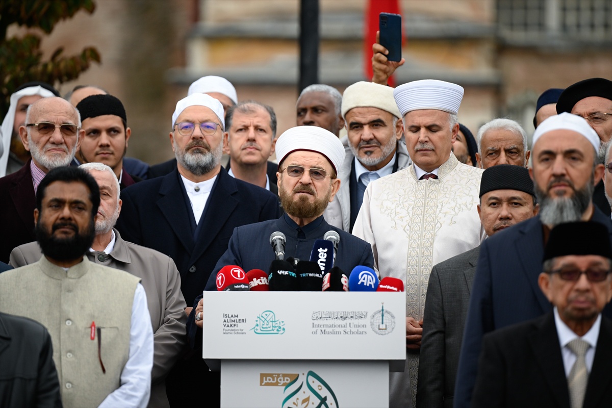 İstanbul'da İslam Birliği Konferansı sonuç bildirgesi Ayasofya önünde okundu