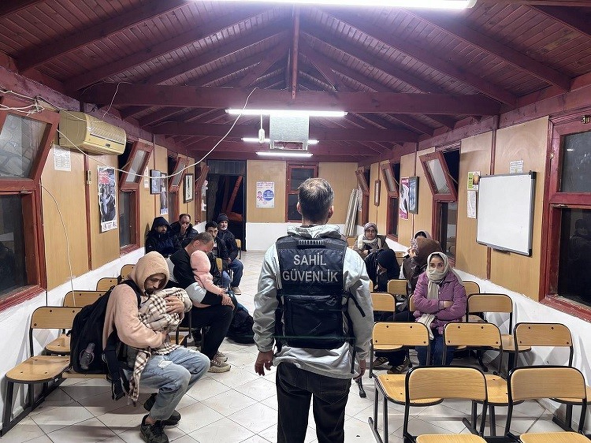 İzmir'in Seferihisar, Karaburun ve Urla ilçelerinde 76 düzensiz göçmen yakalandı