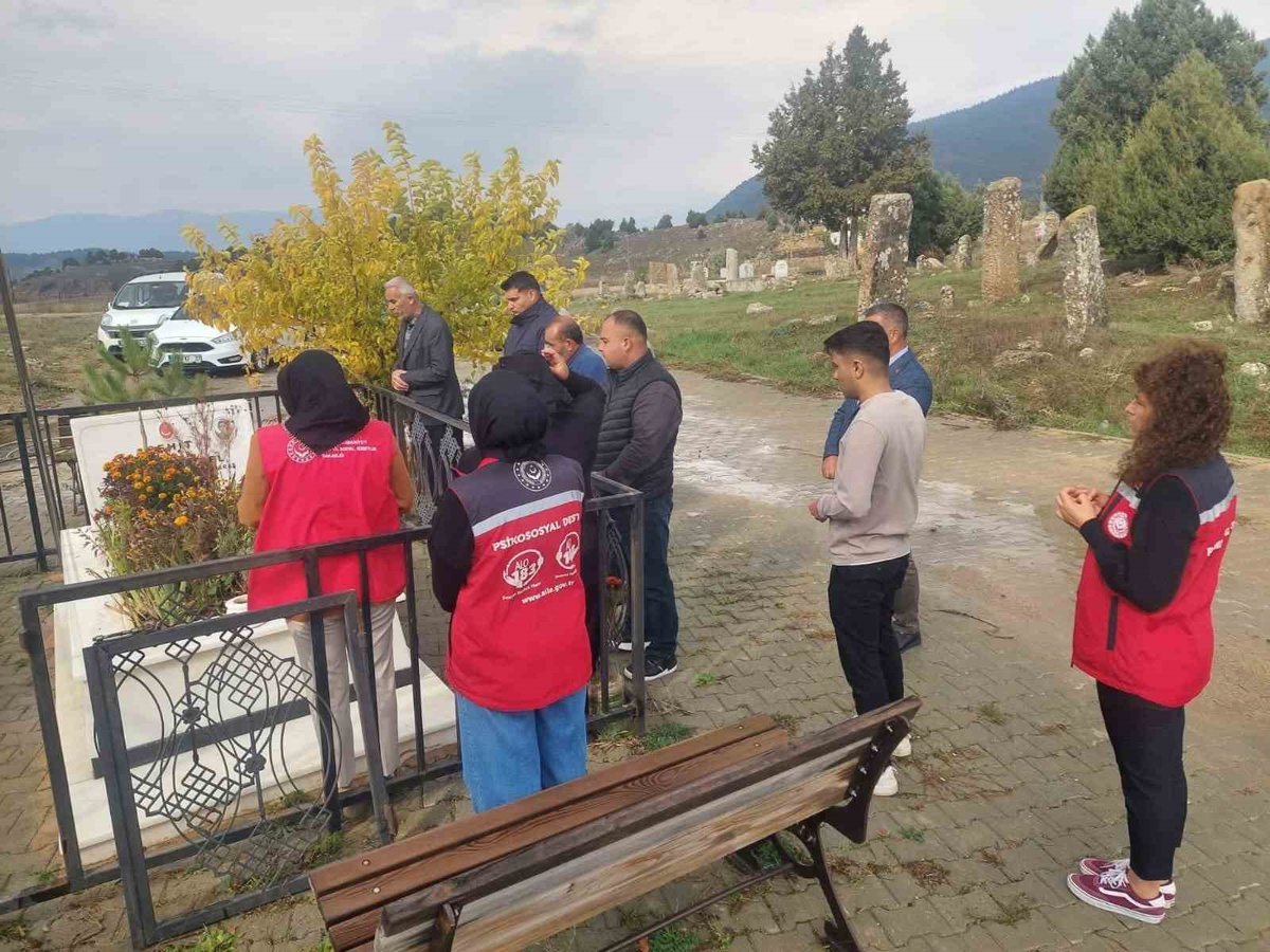 Kahramanmaraş’ta şehitler kabirleri başında dualarla anıldı