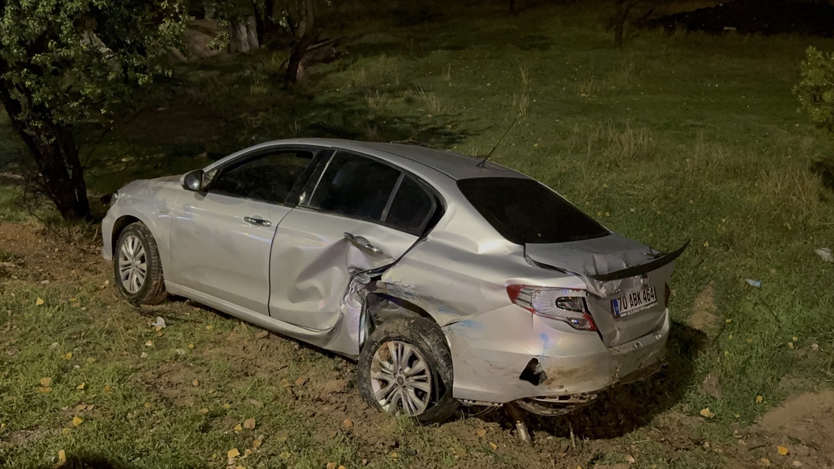 Karaman'da iki otomobil çarpıştı, kazada yaralanan 4 kişi hastaneye kaldırıldı