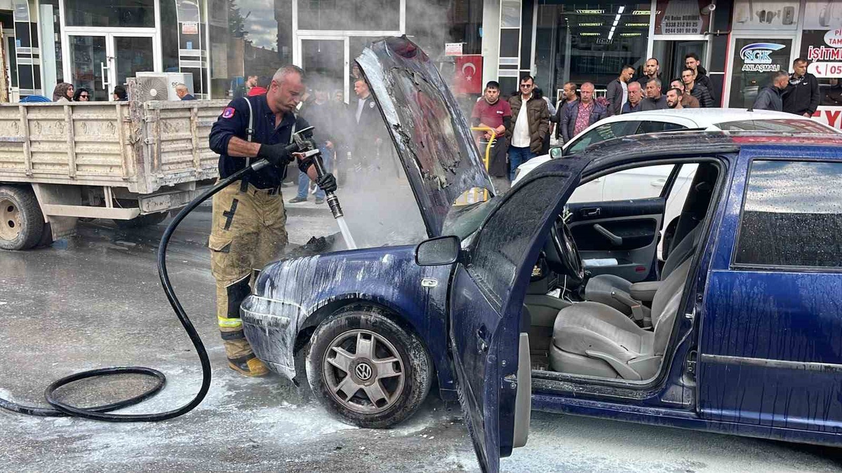 Karaman'ın Tahsin Ünal Mahallesi'nde motoru alev alan otomobili itfaiye söndürdü