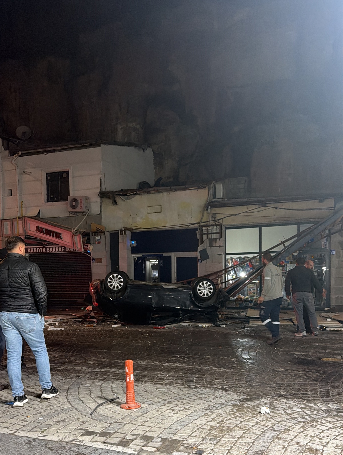 Kayseri'de akıl almaz kaza! Otomobil 50 metrelik kayalıklardan iş yerlerinin üzerine düştü