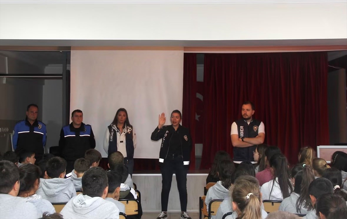Kırklareli'nde öğrencilere akran zorbalığı ve güvenli internet anlatıldı