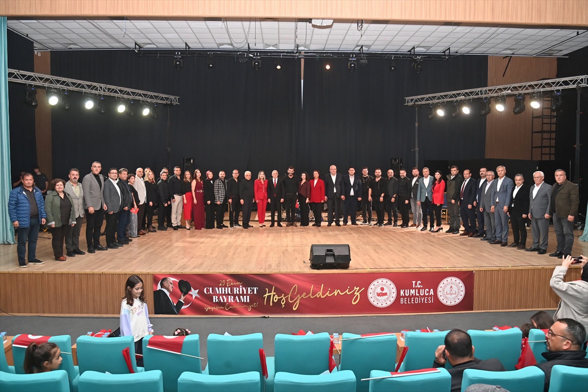 Kumluca'da öğretmenler sahne aldı, Cumhuriyet'in 103. yılı konserle kutlandı