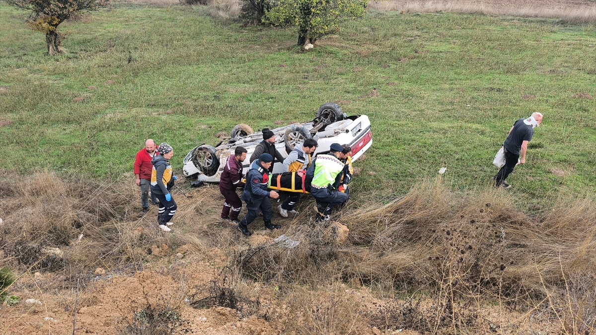 Kütahya Emet'te kaygan yolda şarampole devrilen otomobilde sürücü ve eşi yaralandı
