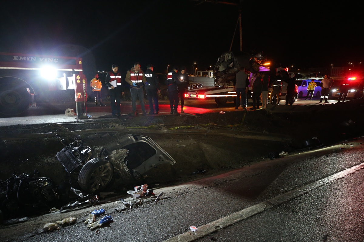 Lapseki'den Çanakkale'ye giden otomobilin direğe çarpması sonucu 2 kişi öldü