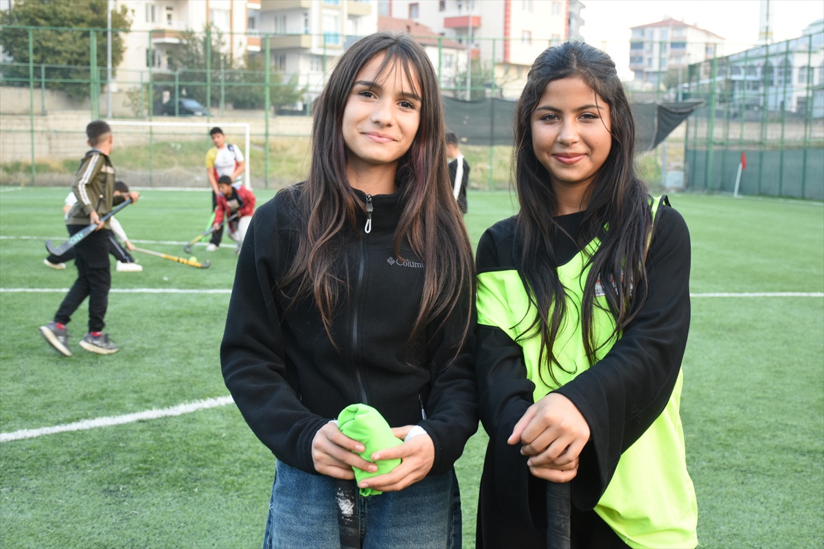 Malatya'dan U14 Milli Takım kampına 4'ü kız 4'ü erkek 8 hokeyci davet edildi