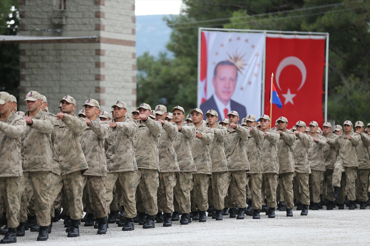 Manisa Kırkağaç'ta 1801 astsubay adayı törenle komando andı içti