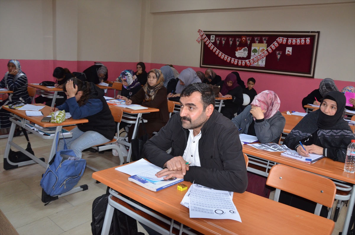 Muş'ta okuma yazma kursuna başvuran 60 yetişkin, eğitim hayalini gerçekleştiriyor