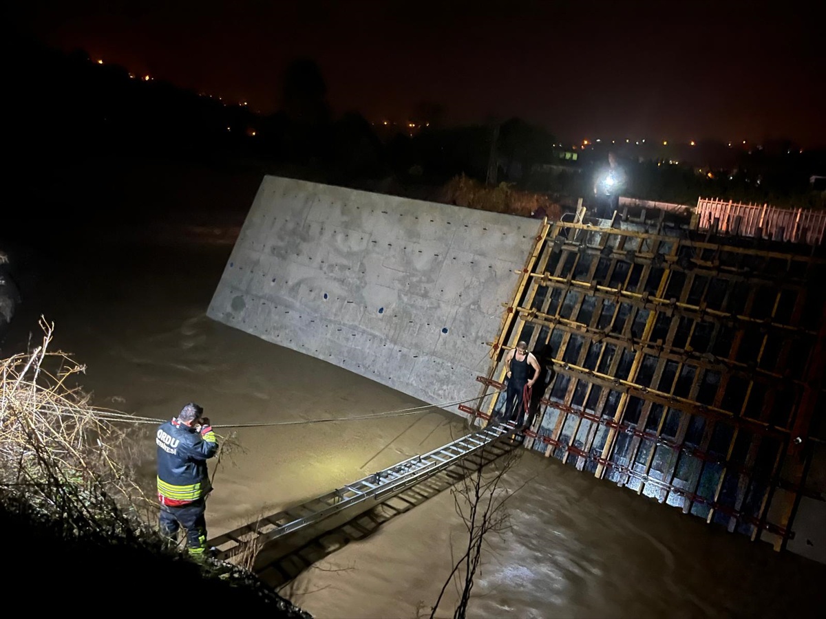 Ordu Fatsa'da ırmakta mahsur kalan iş makinesi operatörü kurtarıldı