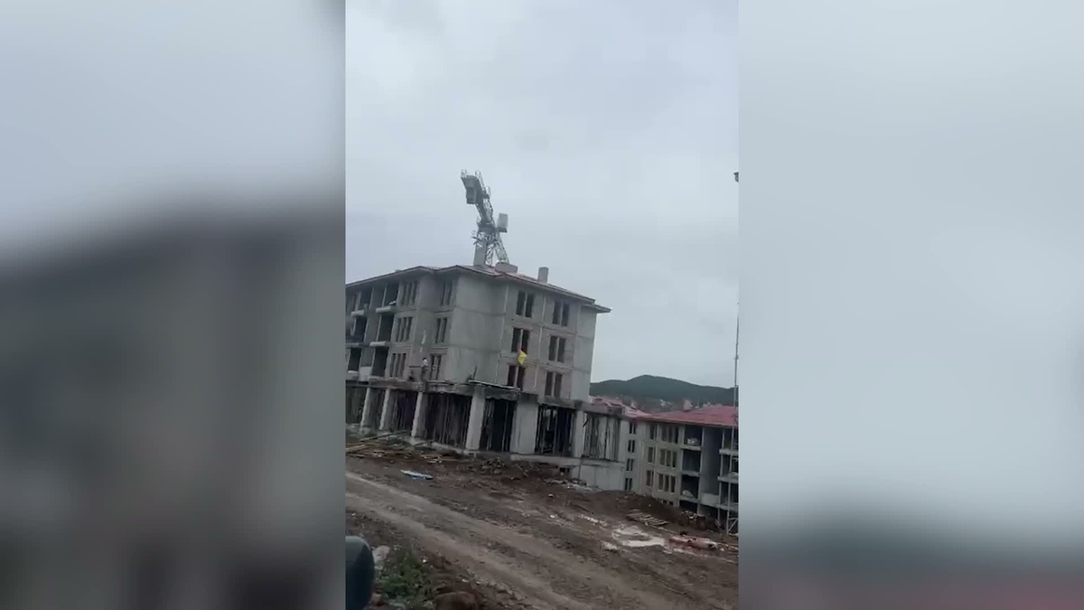 Ordu Mesudiye'de TOKİ işçileri 3 aydır maaş alamadıkları iddiasıyla çatıda iş bıraktı