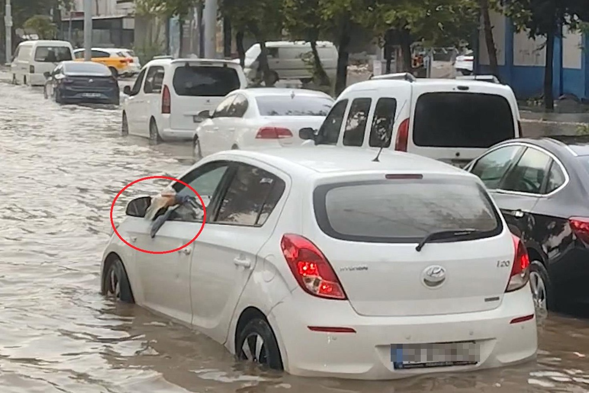 Otomobiline dolan suyu bardakla tahliye etmeye çalıştı