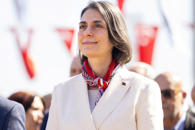Özgür Özel, Sinem Dedetaş'ı ev hapsinde ziyaret etti