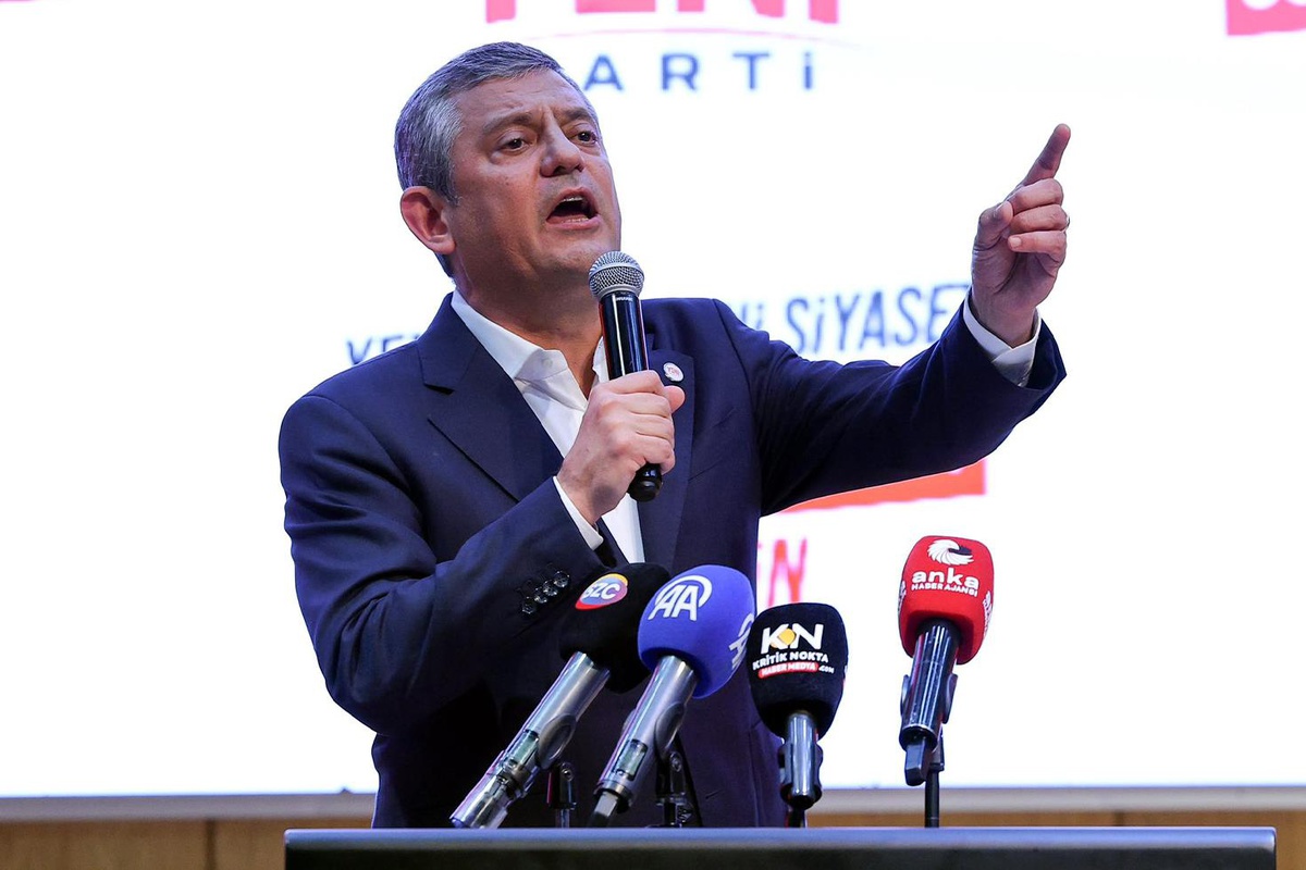 Özgür Özel'den ev hapsindeki Dedetaş'a ziyaret