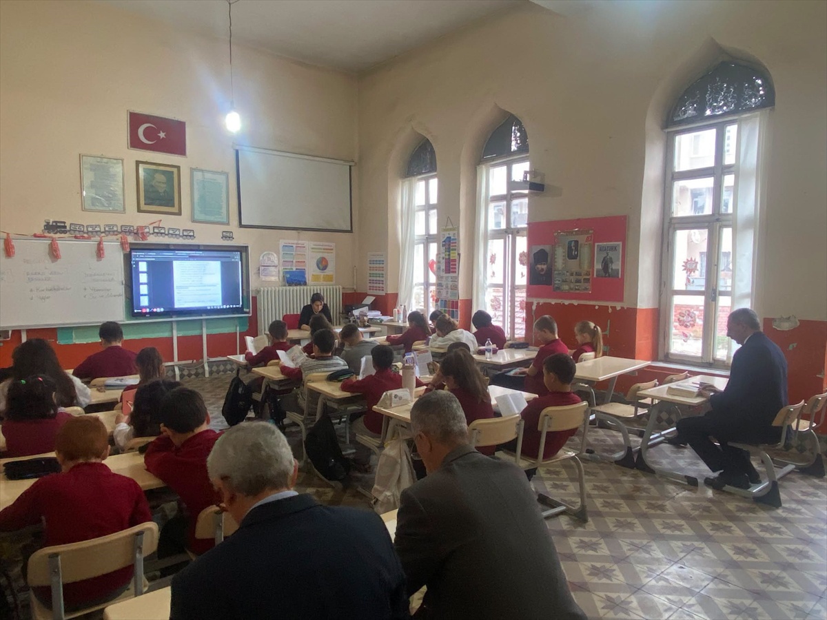 Pınarhisar Kaymakamı Özderin, Koloğlu İlkokulunda öğrencilerle 40 dakika kitap okudu