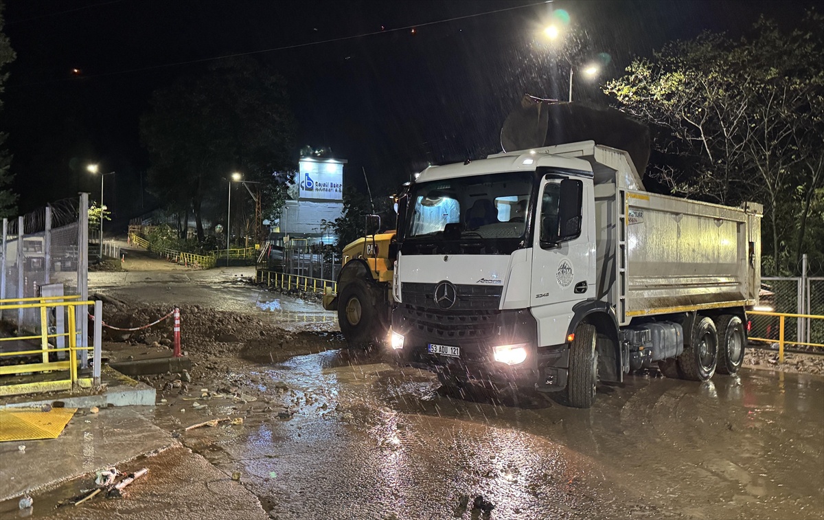 Rize Çayeli'nde menfez tıkanınca taşan dere üç mahalleyi bağlayan yolu kapattı
