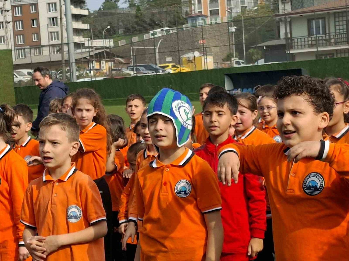 Rize İyidere'de Gençlik Şöleni'nde anaokulu ve ilkokul öğrencileri eğlendi